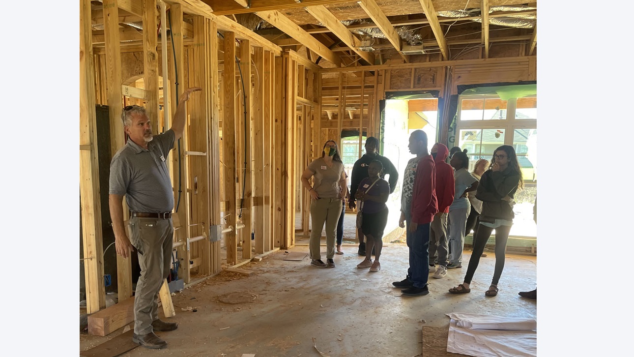 framer talks to students at jobsite