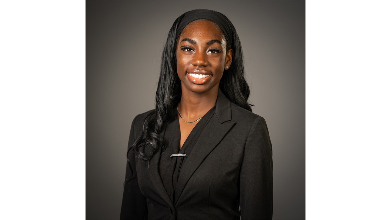 Junie Saint Juste Headshot Photo