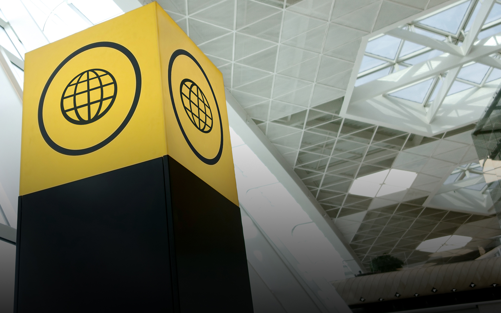 A guiding information post