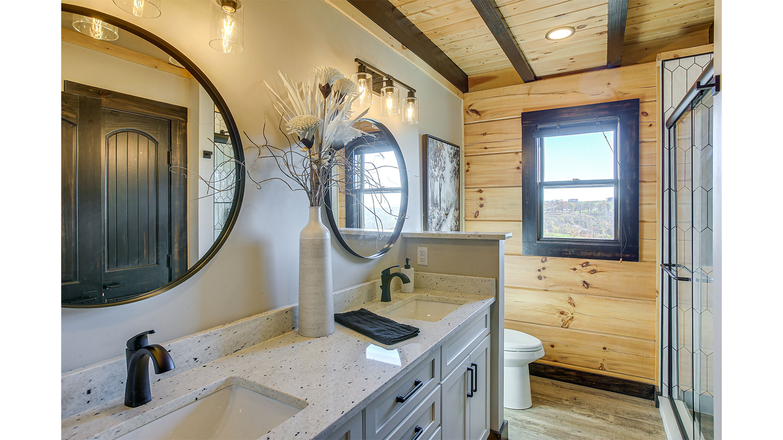 Cabin on Pointe bathroom